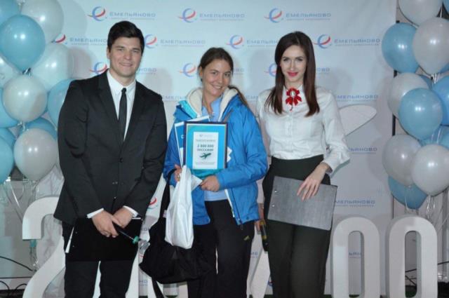 Двухмиллионного пассажира аэропорта Емельяново наградили бесплатным полетом в Москву