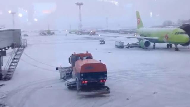 Аэропорты Москвы заявили о своевременной очистке взлетно-посадочных полос от снега