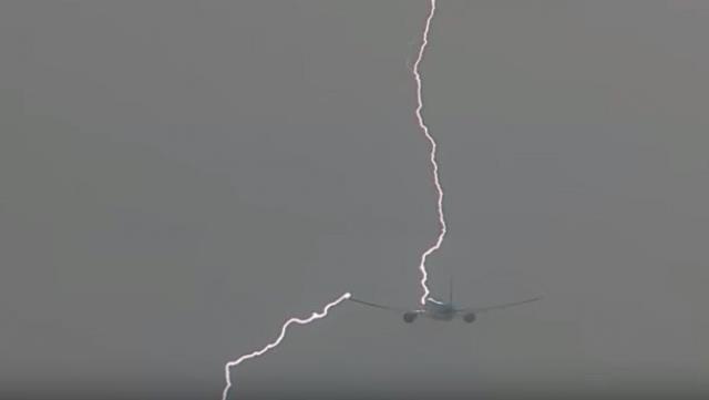 В самолет авиакомпании KLM, вылетевший из Амстердама в Лиму, ударила молния