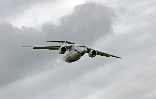 Самолет Ан-148 выкатился за пределы ВПП при посадке в городе Мирном