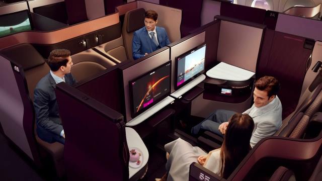Авиакомпания Qatar Airways представила новый бизнес-класс с золотыми креслами.