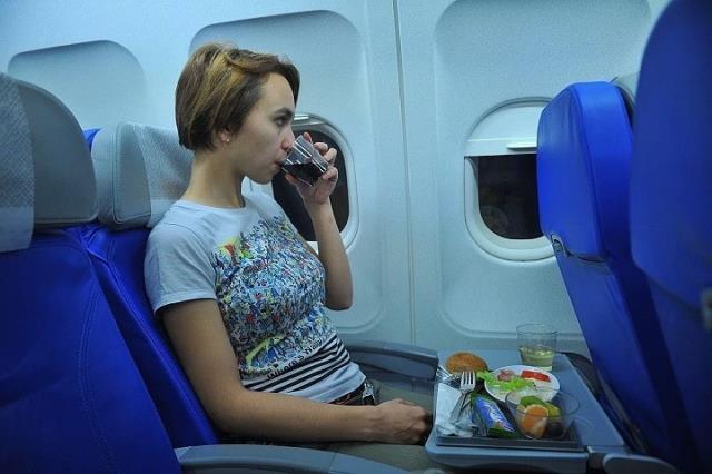 «Уральские авиалинии» временно прекратили выдачу питания на рейсах из-за коронавируса и роста курса валют