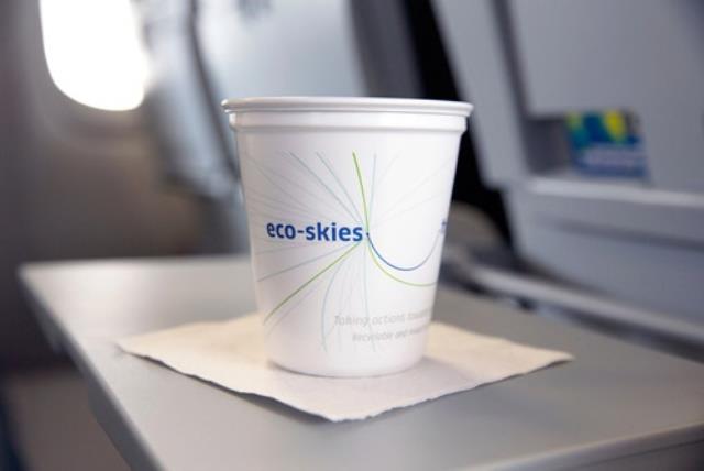 Авиакомпания "United" перейдет на экологичные чашки.