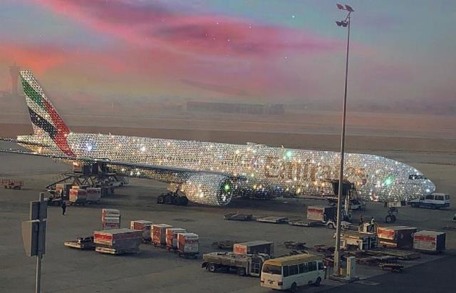 В Сети возмутились усыпанному бриллиантами самолету Emirates